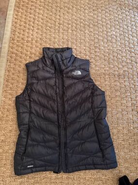 The North Face Black Insulated Quilted puffer Vest women’s Sz small 550